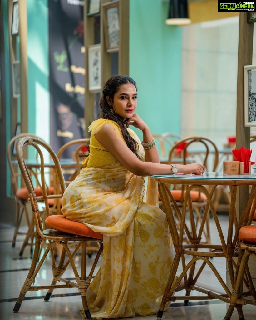 Hari Teja Instagram - Hope my yellow saree brightens up ur day✨💫🌟⭐⚡ Saree: @gaurinaidu ⭐ PC: @relivevisuals @whoisindrasena ⭐