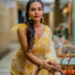 Hari Teja Instagram - Hope my yellow saree brightens up ur day✨💫🌟⭐️⚡️ Saree: @gaurinaidu ⭐️ PC: @relivevisuals @whoisindrasena ⭐️