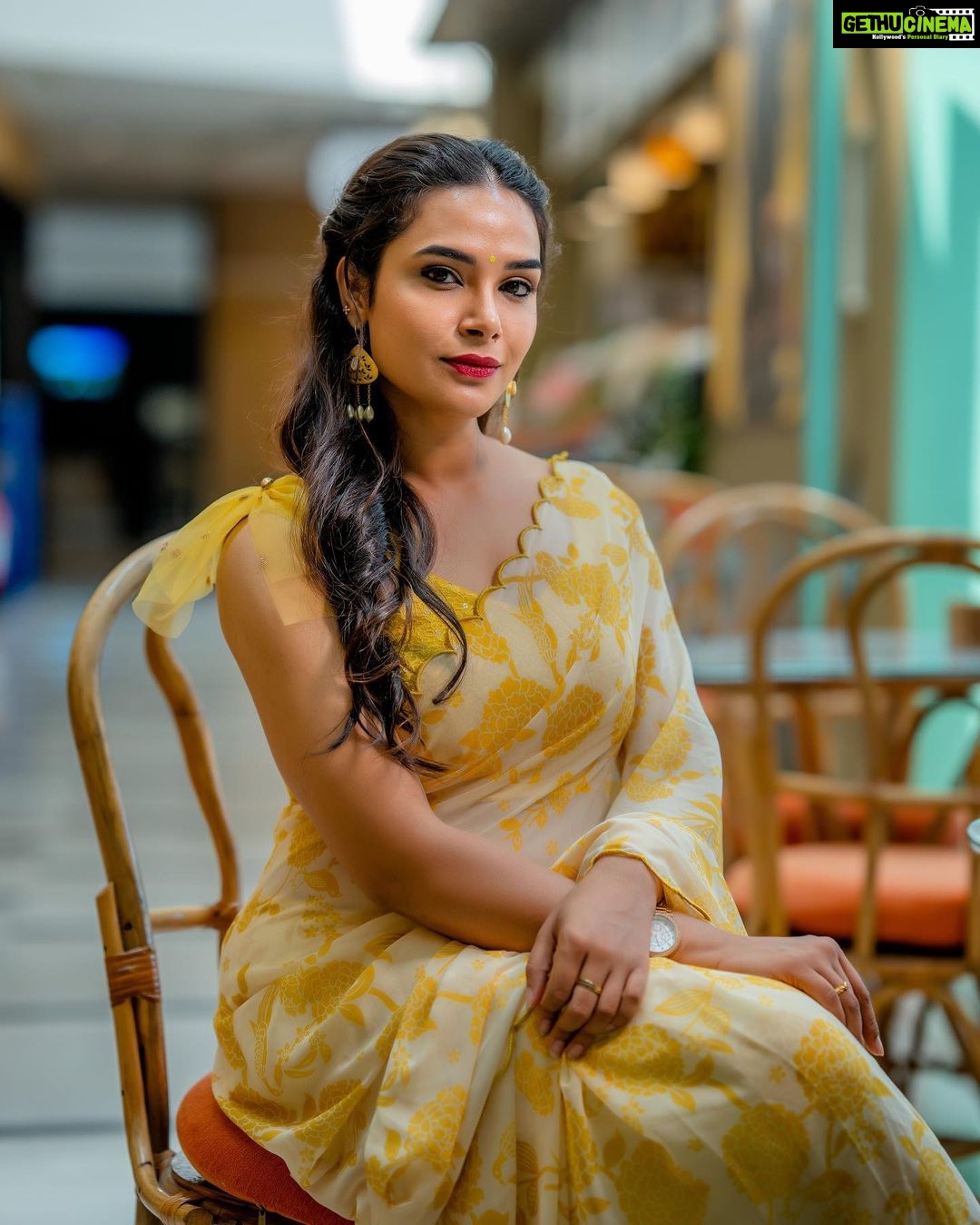 Hari Teja Instagram - Hope my yellow saree brightens up ur day✨💫🌟⭐️⚡️ Saree: @gaurinaidu ⭐️ PC: @relivevisuals @whoisindrasena ⭐️