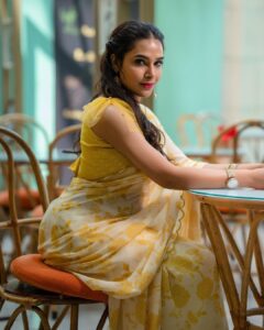 Hari Teja Instagram - Hope my yellow saree brightens up ur day✨💫🌟⭐️⚡️ Saree: @gaurinaidu ⭐️ PC: @relivevisuals @whoisindrasena ⭐️