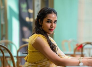 Hari Teja Instagram - Hope my yellow saree brightens up ur day✨💫🌟⭐️⚡️ Saree: @gaurinaidu ⭐️ PC: @relivevisuals @whoisindrasena ⭐️