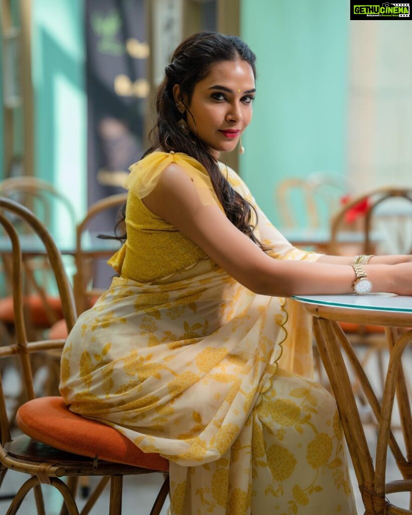 Hari Teja Instagram - Hope my yellow saree brightens up ur day✨💫🌟⭐️⚡️ Saree: @gaurinaidu ⭐️ PC: @relivevisuals @whoisindrasena ⭐️