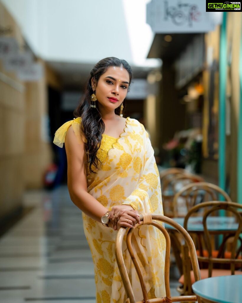 Hari Teja Instagram - Hope my yellow saree brightens up ur day✨💫🌟⭐️⚡️ Saree: @gaurinaidu ⭐️ PC: @relivevisuals @whoisindrasena ⭐️