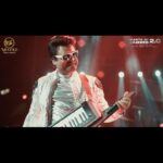 Harris Jayaraj Instagram - Thee parakkum performance na ithu thaana?! This was so lit on stage, we’re still recovering from Harris Jayaraj fever ❤️❤️ Hearts of Harris 2.0 | Live in Kuala Lumpur 19 February 2023 Axiata Arena, Bukit Jalil Brought to you by @msgold.my⚜️ @jharrisjayaraj @datoabdulmalik #HeartsofHarris #HarrisJbyMSC #malikstreams #HarrisJayaraj #liveinconcert #kualalumpur
