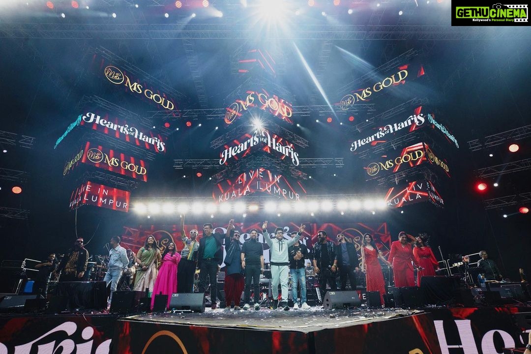 Harris Jayaraj Instagram - His song be like: Natchatira Pattaalam Koodti Kondu Vanthaar 💫 And the man did it, literally 🙌🏼❤️ Hearts of Harris | Live in Kuala Lumpur 21 January 2023 Axiata Arena, Bukit Jalil Brought to you by @msgold.my⚜️ @jharrisjayaraj @datoabdulmalik #HeartsofHarris #HarrisJbyMSC #malikstreams #HarrisJayaraj #liveinconcert #kualalumpur