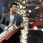 Harris Jayaraj Instagram - விழாவின் நாயகன் 💫 ISAI MINNAL @jharrisjayaraj for you 🔥 Hearts of Harris | Live in Kuala Lumpur 21 January 2023 Axiata Arena, Bukit Jalil Brought to you by @msgold.my⚜️ @jharrisjayaraj @datoabdulmalik #HeartsofHarris #HarrisJbyMSC #malikstreams #HarrisJayaraj #liveinconcert #kualalumpur