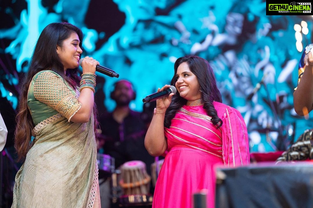 Harris Jayaraj Instagram - His song be like: Natchatira Pattaalam Koodti Kondu Vanthaar 💫 And the man did it, literally 🙌🏼❤️ Hearts of Harris | Live in Kuala Lumpur 21 January 2023 Axiata Arena, Bukit Jalil Brought to you by @msgold.my⚜️ @jharrisjayaraj @datoabdulmalik #HeartsofHarris #HarrisJbyMSC #malikstreams #HarrisJayaraj #liveinconcert #kualalumpur