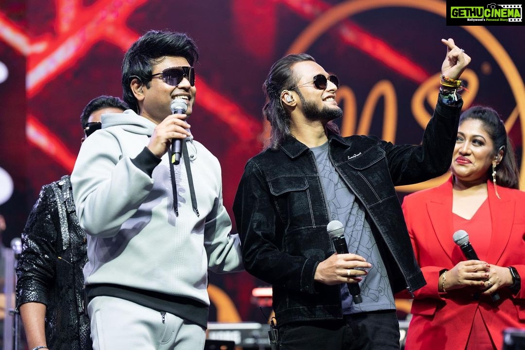 Harris Jayaraj Instagram - His song be like: Natchatira Pattaalam Koodti Kondu Vanthaar 💫 And the man did it, literally 🙌🏼❤️ Hearts of Harris | Live in Kuala Lumpur 21 January 2023 Axiata Arena, Bukit Jalil Brought to you by @msgold.my⚜️ @jharrisjayaraj @datoabdulmalik #HeartsofHarris #HarrisJbyMSC #malikstreams #HarrisJayaraj #liveinconcert #kualalumpur