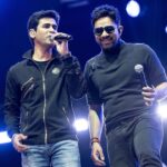 Harris Jayaraj Instagram - His song be like: Natchatira Pattaalam Koodti Kondu Vanthaar 💫 And the man did it, literally 🙌🏼❤️ Hearts of Harris | Live in Kuala Lumpur 21 January 2023 Axiata Arena, Bukit Jalil Brought to you by @msgold.my⚜️ @jharrisjayaraj @datoabdulmalik #HeartsofHarris #HarrisJbyMSC #malikstreams #HarrisJayaraj #liveinconcert #kualalumpur