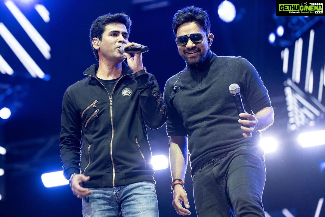 Harris Jayaraj Instagram - His song be like: Natchatira Pattaalam Koodti Kondu Vanthaar 💫 And the man did it, literally 🙌🏼❤️ Hearts of Harris | Live in Kuala Lumpur 21 January 2023 Axiata Arena, Bukit Jalil Brought to you by @msgold.my⚜️ @jharrisjayaraj @datoabdulmalik #HeartsofHarris #HarrisJbyMSC #malikstreams #HarrisJayaraj #liveinconcert #kualalumpur