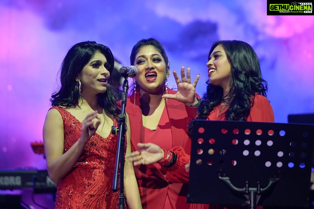 Harris Jayaraj Instagram - His song be like: Natchatira Pattaalam Koodti Kondu Vanthaar 💫 And the man did it, literally 🙌🏼❤️ Hearts of Harris | Live in Kuala Lumpur 21 January 2023 Axiata Arena, Bukit Jalil Brought to you by @msgold.my⚜️ @jharrisjayaraj @datoabdulmalik #HeartsofHarris #HarrisJbyMSC #malikstreams #HarrisJayaraj #liveinconcert #kualalumpur