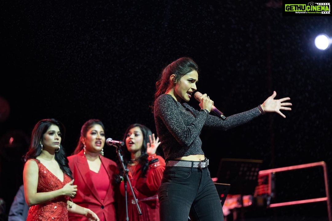 Harris Jayaraj Instagram - His song be like: Natchatira Pattaalam Koodti Kondu Vanthaar 💫 And the man did it, literally 🙌🏼❤️ Hearts of Harris | Live in Kuala Lumpur 21 January 2023 Axiata Arena, Bukit Jalil Brought to you by @msgold.my⚜️ @jharrisjayaraj @datoabdulmalik #HeartsofHarris #HarrisJbyMSC #malikstreams #HarrisJayaraj #liveinconcert #kualalumpur