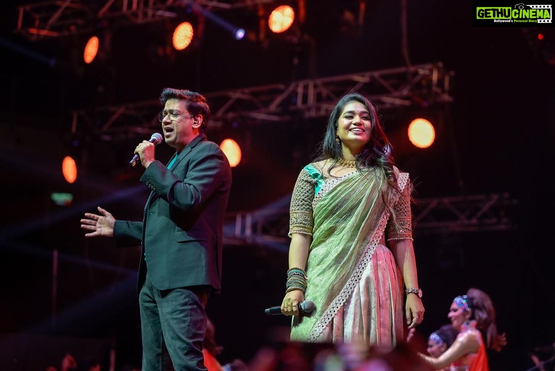 Harris Jayaraj Instagram - His song be like: Natchatira Pattaalam Koodti Kondu Vanthaar 💫 And the man did it, literally 🙌🏼❤️ Hearts of Harris | Live in Kuala Lumpur 21 January 2023 Axiata Arena, Bukit Jalil Brought to you by @msgold.my⚜️ @jharrisjayaraj @datoabdulmalik #HeartsofHarris #HarrisJbyMSC #malikstreams #HarrisJayaraj #liveinconcert #kualalumpur