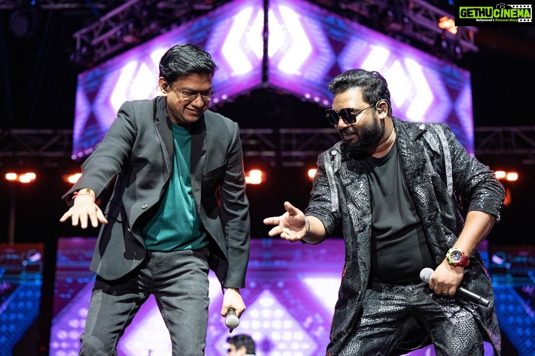 Harris Jayaraj Instagram - His song be like: Natchatira Pattaalam Koodti Kondu Vanthaar 💫 And the man did it, literally 🙌🏼❤️ Hearts of Harris | Live in Kuala Lumpur 21 January 2023 Axiata Arena, Bukit Jalil Brought to you by @msgold.my⚜️ @jharrisjayaraj @datoabdulmalik #HeartsofHarris #HarrisJbyMSC #malikstreams #HarrisJayaraj #liveinconcert #kualalumpur