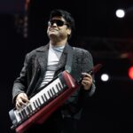 Harris Jayaraj Instagram - விழாவின் நாயகன் 💫 ISAI MINNAL @jharrisjayaraj for you 🔥 Hearts of Harris | Live in Kuala Lumpur 21 January 2023 Axiata Arena, Bukit Jalil Brought to you by @msgold.my⚜️ @jharrisjayaraj @datoabdulmalik #HeartsofHarris #HarrisJbyMSC #malikstreams #HarrisJayaraj #liveinconcert #kualalumpur
