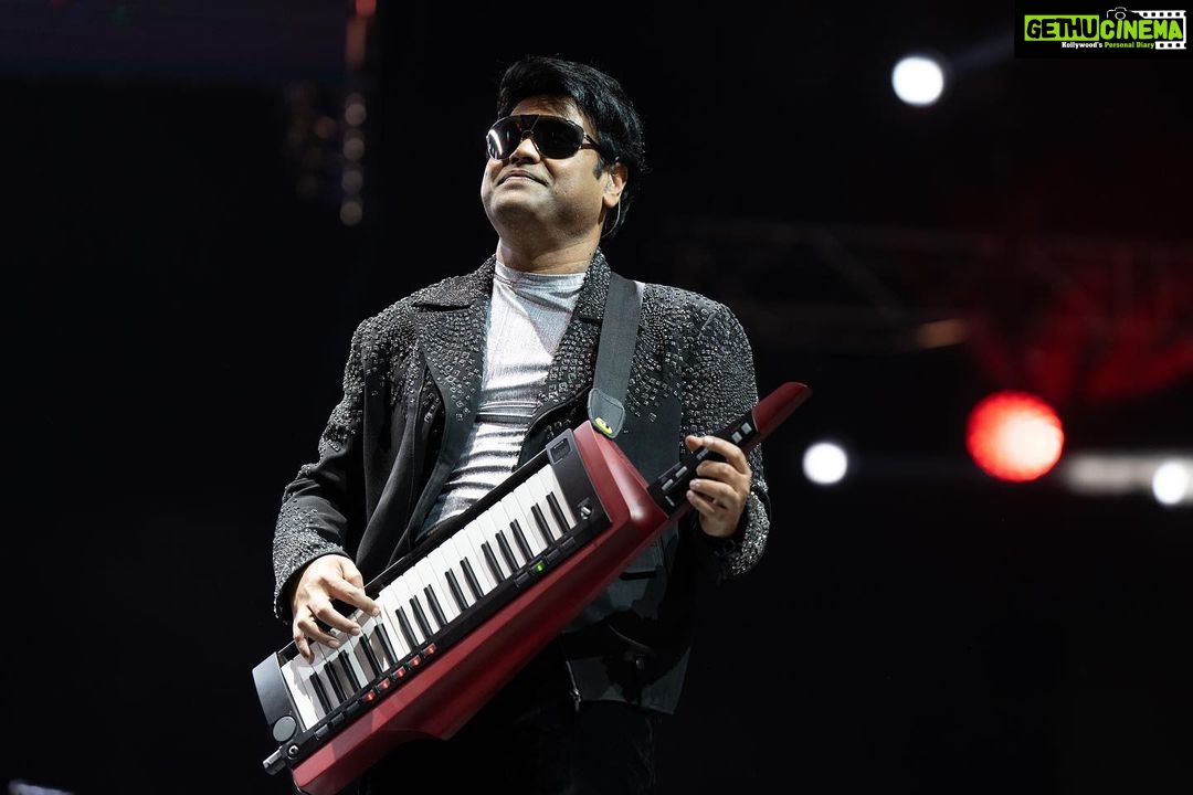 Harris Jayaraj Instagram - விழாவின் நாயகன் 💫 ISAI MINNAL @jharrisjayaraj for you 🔥 Hearts of Harris | Live in Kuala Lumpur 21 January 2023 Axiata Arena, Bukit Jalil Brought to you by @msgold.my⚜️ @jharrisjayaraj @datoabdulmalik #HeartsofHarris #HarrisJbyMSC #malikstreams #HarrisJayaraj #liveinconcert #kualalumpur