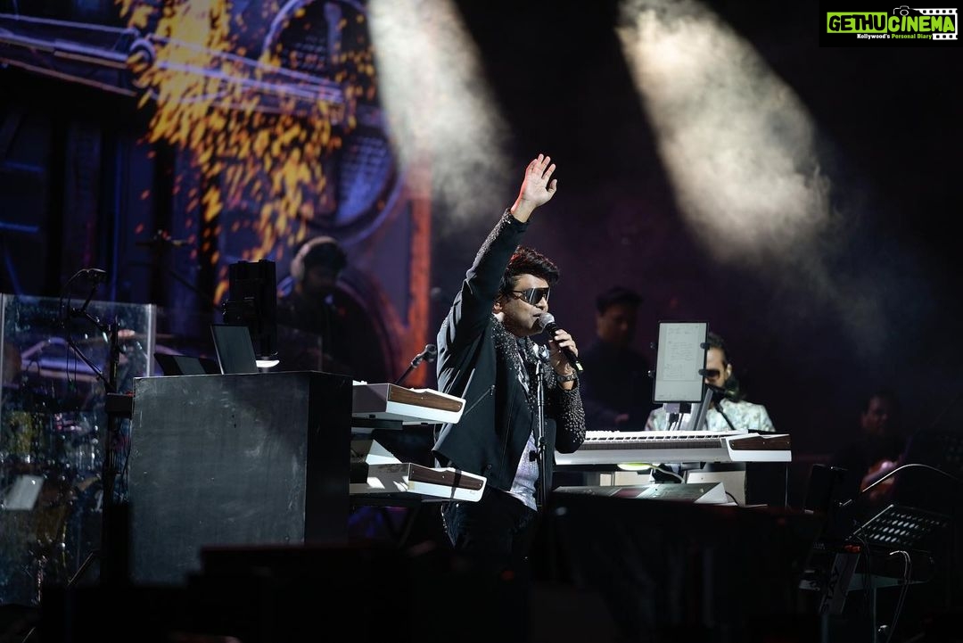 Harris Jayaraj Instagram - விழாவின் நாயகன் 💫 ISAI MINNAL @jharrisjayaraj for you 🔥 Hearts of Harris | Live in Kuala Lumpur 21 January 2023 Axiata Arena, Bukit Jalil Brought to you by @msgold.my⚜️ @jharrisjayaraj @datoabdulmalik #HeartsofHarris #HarrisJbyMSC #malikstreams #HarrisJayaraj #liveinconcert #kualalumpur