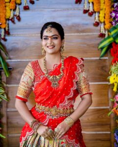 Himaja Instagram - Nannu wish chesi naa happiness ni share chesukunna prathi okkarikee thank you soo much 🥹❤️🤗🫰🏻
Outfit By @sree_divya_reddy 
Jewellery by @emmadi_silver_jewellery 
Makeup by @purplesmakeupstudio 
Hair style by @hairstylistravi 
Photography @pratapsphotography #housewarming #happytime #happytears