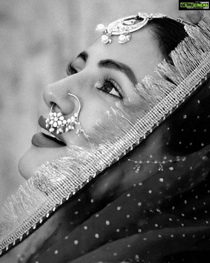 Hina Khan Instagram - Mai tenu Phir milaangi , Kitthe, kis tarha, pata nahi.. Par mai tenu phir milaangi..
