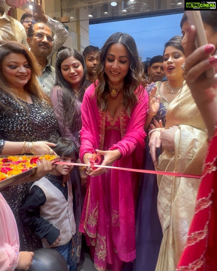 Hina Khan Instagram - Inauguration in Varanasi, So much to share.. shall post a reel soon.. from enjoying bhel on Ganga ghats to relishing katori chat in the local markets.. loved it all.. sharing soon Outfit @paulmiandharsh @viralmantra HMU @manishsharma96 @irshad__hair