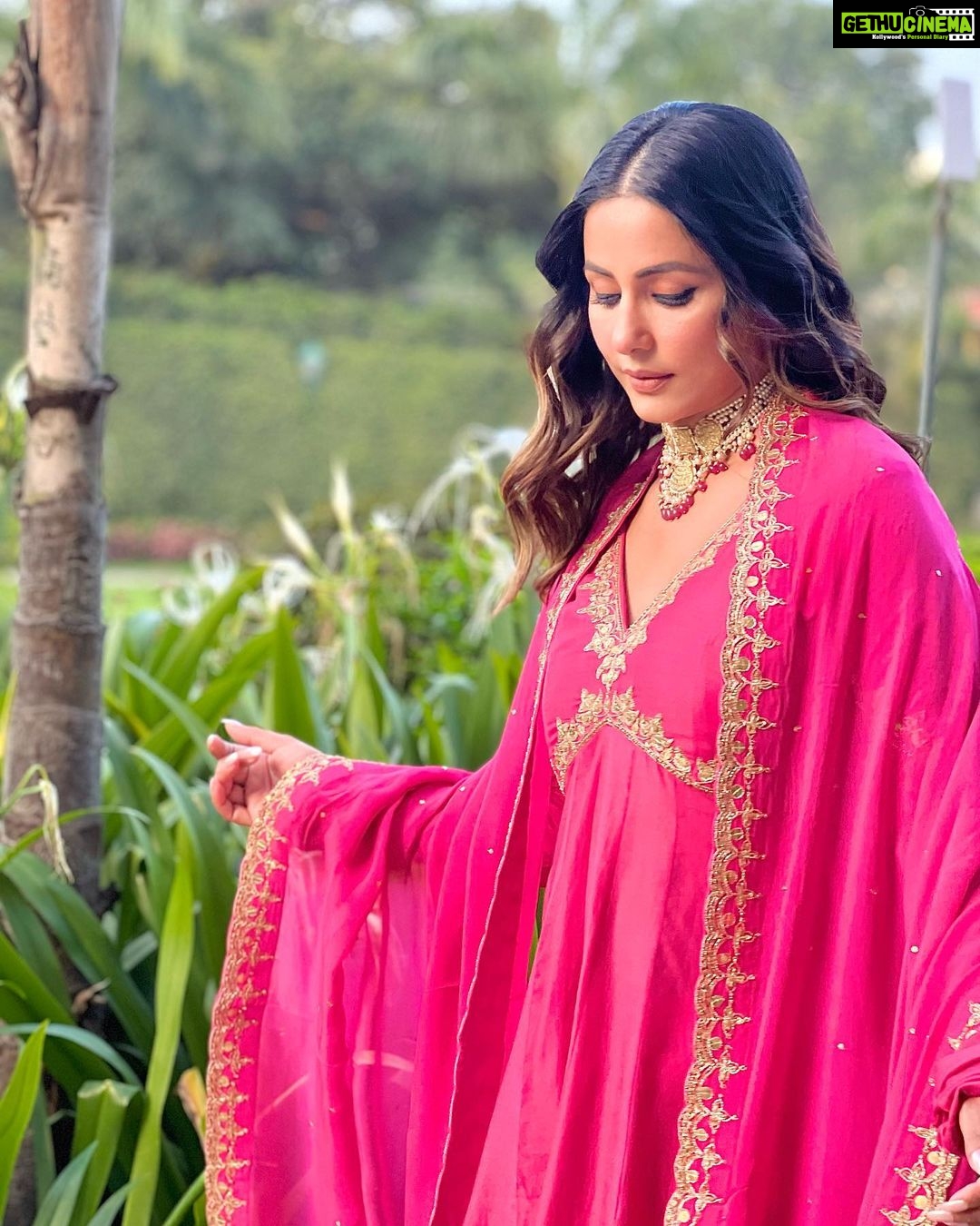 Hina Khan Instagram - Inauguration in Varanasi, So much to share.. shall post a reel soon.. from enjoying bhel on Ganga ghats to relishing katori chat in the local markets.. loved it all.. sharing soon Outfit @paulmiandharsh @viralmantra HMU @manishsharma96 @irshad__hair