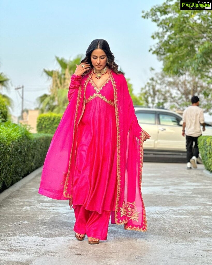 Hina Khan Instagram - Inauguration in Varanasi, So much to share.. shall post a reel soon.. from enjoying bhel on Ganga ghats to relishing katori chat in the local markets.. loved it all.. sharing soon Outfit @paulmiandharsh @viralmantra HMU @manishsharma96 @irshad__hair
