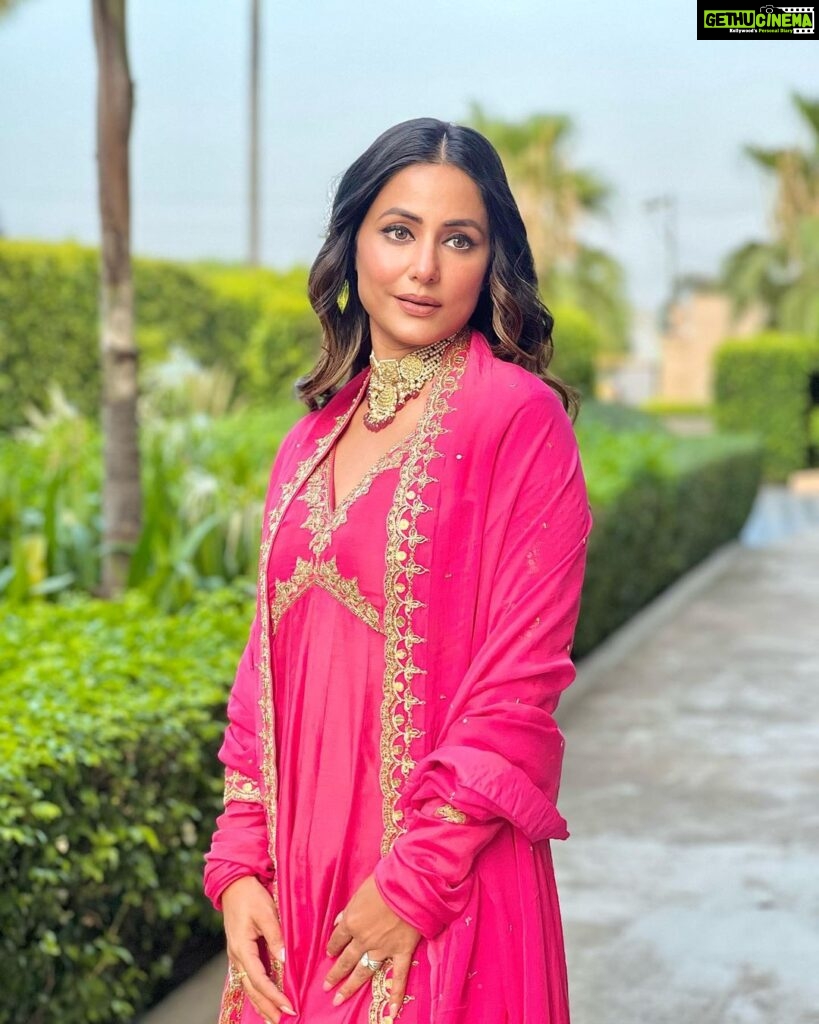 Hina Khan Instagram - Inauguration in Varanasi, So much to share.. shall post a reel soon.. from enjoying bhel on Ganga ghats to relishing katori chat in the local markets.. loved it all.. sharing soon Outfit @paulmiandharsh @viralmantra HMU @manishsharma96 @irshad__hair