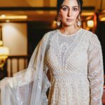 Hina Khan Instagram - 🤍 Outfit : @jade_bymk Jewellery: @renuoberoiluxuryjewellery @shoppaksha Stylist: @kansalsunakshi Style team: @siddhi_p17 MUAH @manishsharma96 @irshad__hair 📸 @mgs.wedding.cinematography