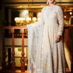 Hina Khan Instagram - 🤍 Outfit : @jade_bymk Jewellery: @renuoberoiluxuryjewellery @shoppaksha Stylist: @kansalsunakshi Style team: @siddhi_p17 MUAH @manishsharma96 @irshad__hair 📸 @mgs.wedding.cinematography