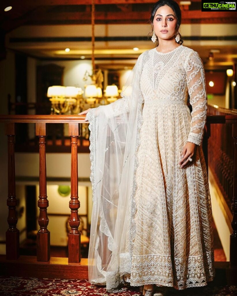 Hina Khan Instagram - 🤍 Outfit : @jade_bymk Jewellery: @renuoberoiluxuryjewellery @shoppaksha Stylist: @kansalsunakshi Style team: @siddhi_p17 MUAH @manishsharma96 @irshad__hair 📸 @mgs.wedding.cinematography