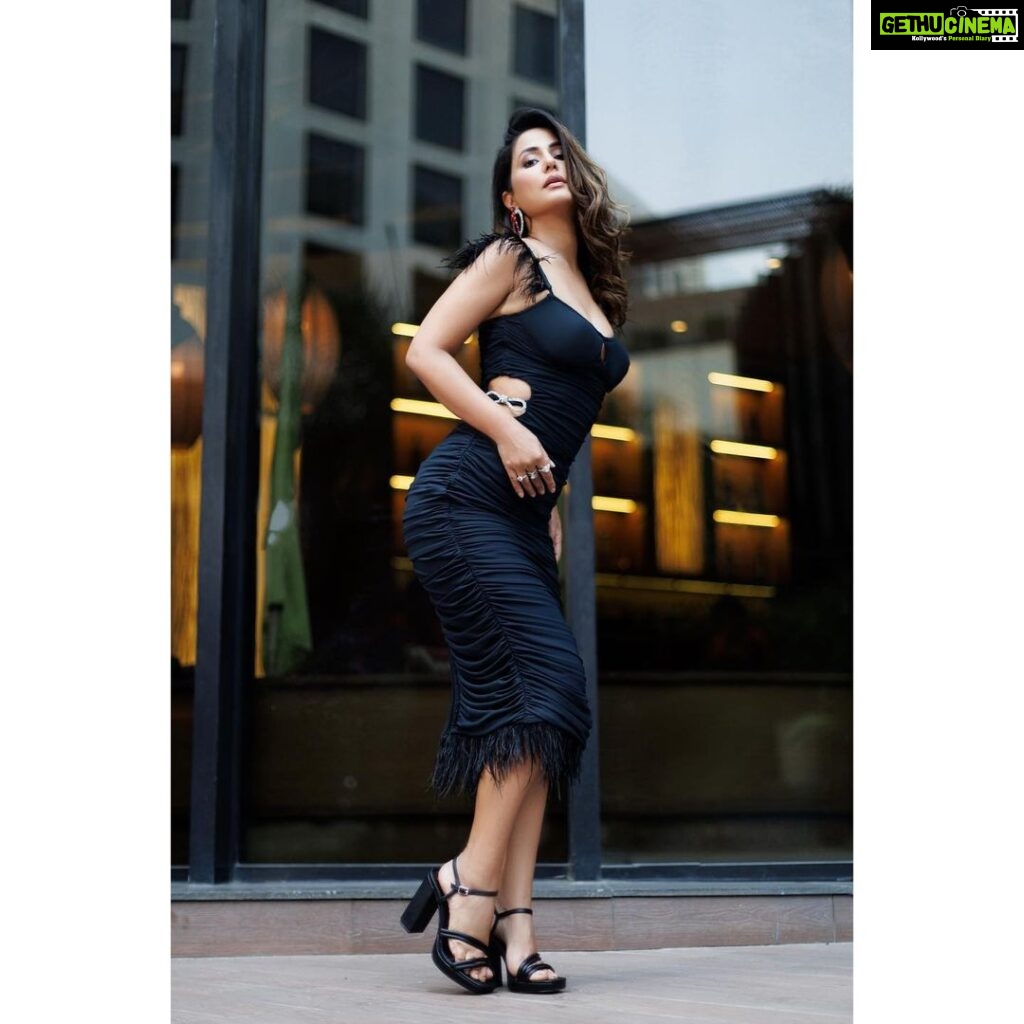 Hina Khan Instagram - Hola 🖤 Outfit @leaclothingco Jewels @Shesaidyes.plv_jewellery Footwear @londonrag_in 📸 @pawanraikwar