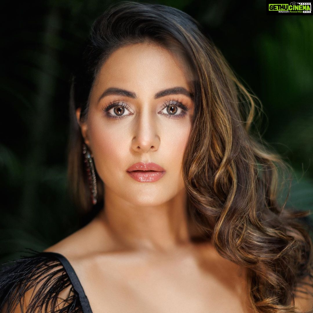 Hina Khan Instagram - Hola 🖤 Outfit @leaclothingco Jewels @Shesaidyes.plv_jewellery Footwear @londonrag_in 📸 @pawanraikwar