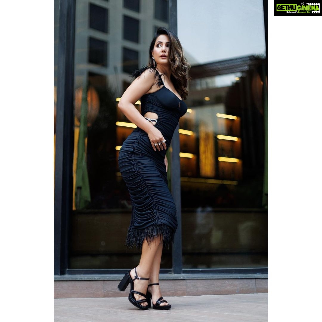 Hina Khan Instagram - Hola 🖤 Outfit @leaclothingco Jewels @Shesaidyes.plv_jewellery Footwear @londonrag_in 📸 @pawanraikwar