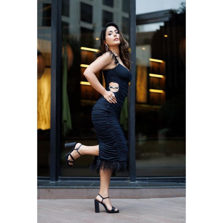 Hina Khan Instagram - Hola 🖤 Outfit @leaclothingco Jewels @Shesaidyes.plv_jewellery Footwear @londonrag_in 📸 @pawanraikwar