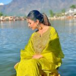 Hina Khan Instagram - This time was like a therapy, my shikara and dal lake..Eternally captivated by the rawness of this place #kashmir
