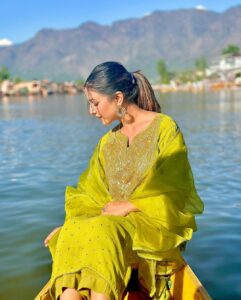 Hina Khan Instagram - This time was like a therapy, my shikara and dal lake..Eternally captivated by the rawness of this place #kashmir