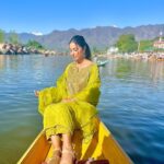 Hina Khan Instagram - This time was like a therapy, my shikara and dal lake..Eternally captivated by the rawness of this place #kashmir