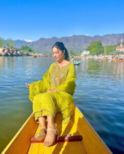 Hina Khan Instagram - This time was like a therapy, my shikara and dal lake..Eternally captivated by the rawness of this place #kashmir