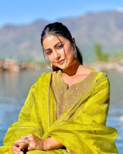 Hina Khan Instagram - This time was like a therapy, my shikara and dal lake..Eternally captivated by the rawness of this place #kashmir