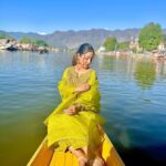 Hina Khan Instagram - This time was like a therapy, my shikara and dal lake..Eternally captivated by the rawness of this place #kashmir