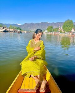Hina Khan Instagram - This time was like a therapy, my shikara and dal lake..Eternally captivated by the rawness of this place #kashmir