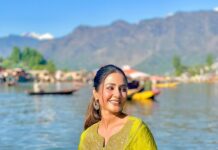 Hina Khan Instagram - This time was like a therapy, my shikara and dal lake..Eternally captivated by the rawness of this place #kashmir