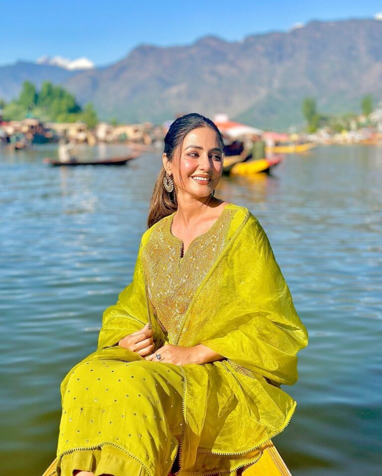 Hina Khan Instagram - This time was like a therapy, my shikara and dal lake..Eternally captivated by the rawness of this place #kashmir
