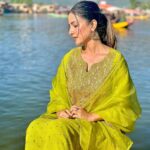 Hina Khan Instagram - This time was like a therapy, my shikara and dal lake..Eternally captivated by the rawness of this place #kashmir