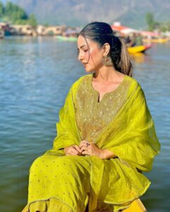Hina Khan Instagram - This time was like a therapy, my shikara and dal lake..Eternally captivated by the rawness of this place #kashmir
