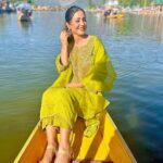 Hina Khan Instagram - This time was like a therapy, my shikara and dal lake..Eternally captivated by the rawness of this place #kashmir