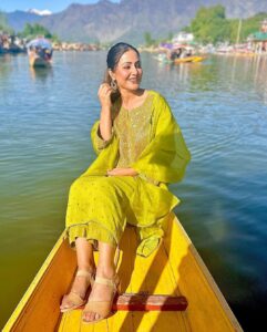 Hina Khan Instagram - This time was like a therapy, my shikara and dal lake..Eternally captivated by the rawness of this place #kashmir