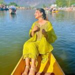 Hina Khan Instagram - This time was like a therapy, my shikara and dal lake..Eternally captivated by the rawness of this place #kashmir