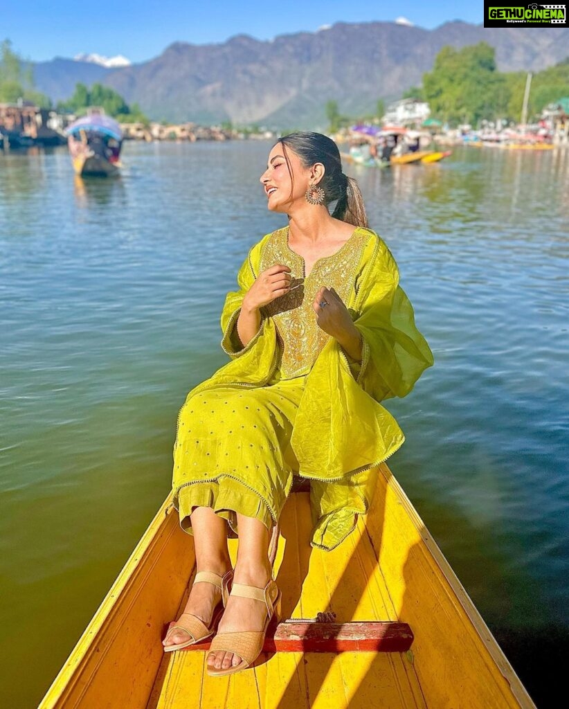 Hina Khan Instagram - This time was like a therapy, my shikara and dal lake..Eternally captivated by the rawness of this place #kashmir