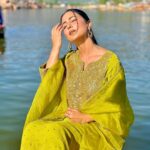 Hina Khan Instagram - This time was like a therapy, my shikara and dal lake..Eternally captivated by the rawness of this place #kashmir